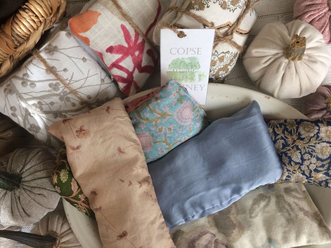 With my "new to me" sewing machine, I started making simple eye pillows and sachets using natural fabrics such as linen, silk or linen-cotton blends. With my "new to me" sewing machine, I started making simple eye pillows and sachets using natural fabrics such as linen, silk or linen-cotton blends.