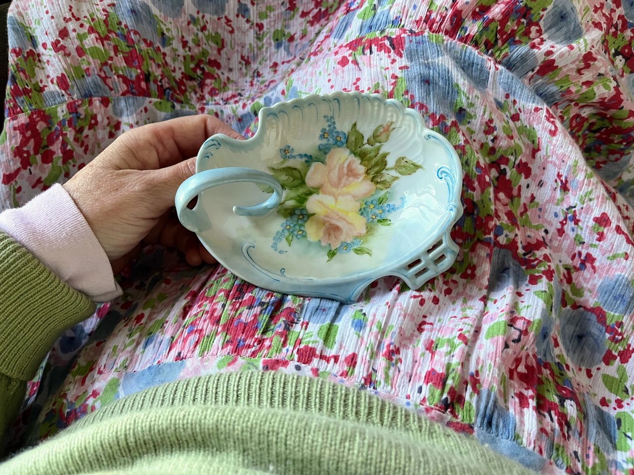 Antique Art Nouveau dish with handle; hand painted art nouveau; antique soap dish